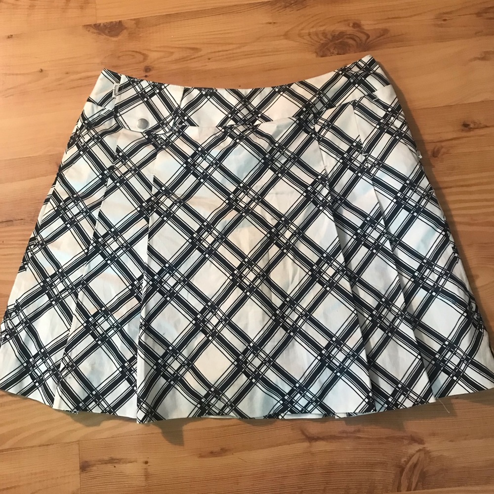 White and black lizgolf skort